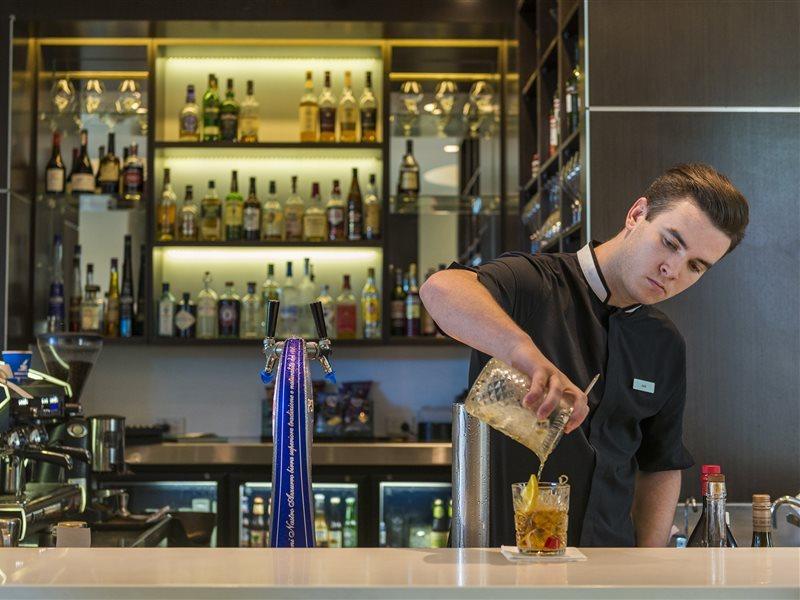 The Point Brisbane Hotel מראה חיצוני תמונה A bartender at work