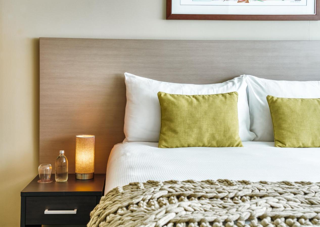 The Point Brisbane Hotel מראה חיצוני תמונה A bed with a throw