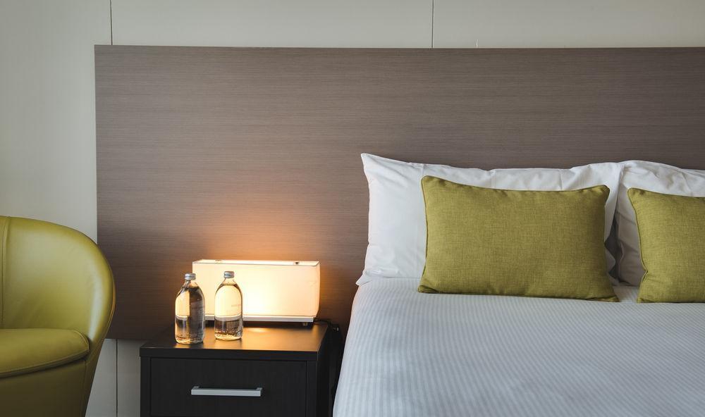 The Point Brisbane Hotel מראה חיצוני תמונה A bedroom at the hotel