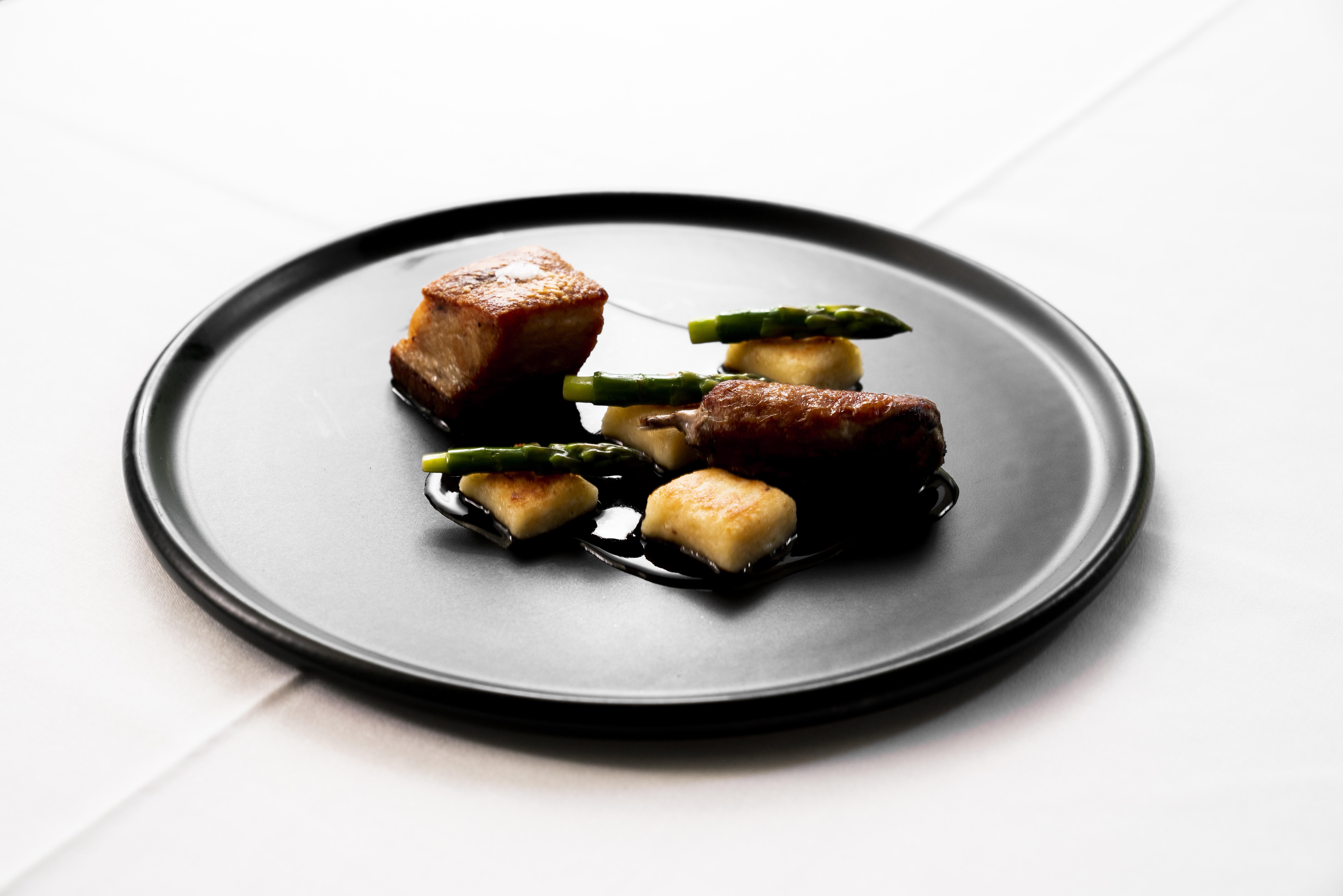 The Point Brisbane Hotel מראה חיצוני תמונה A black plate