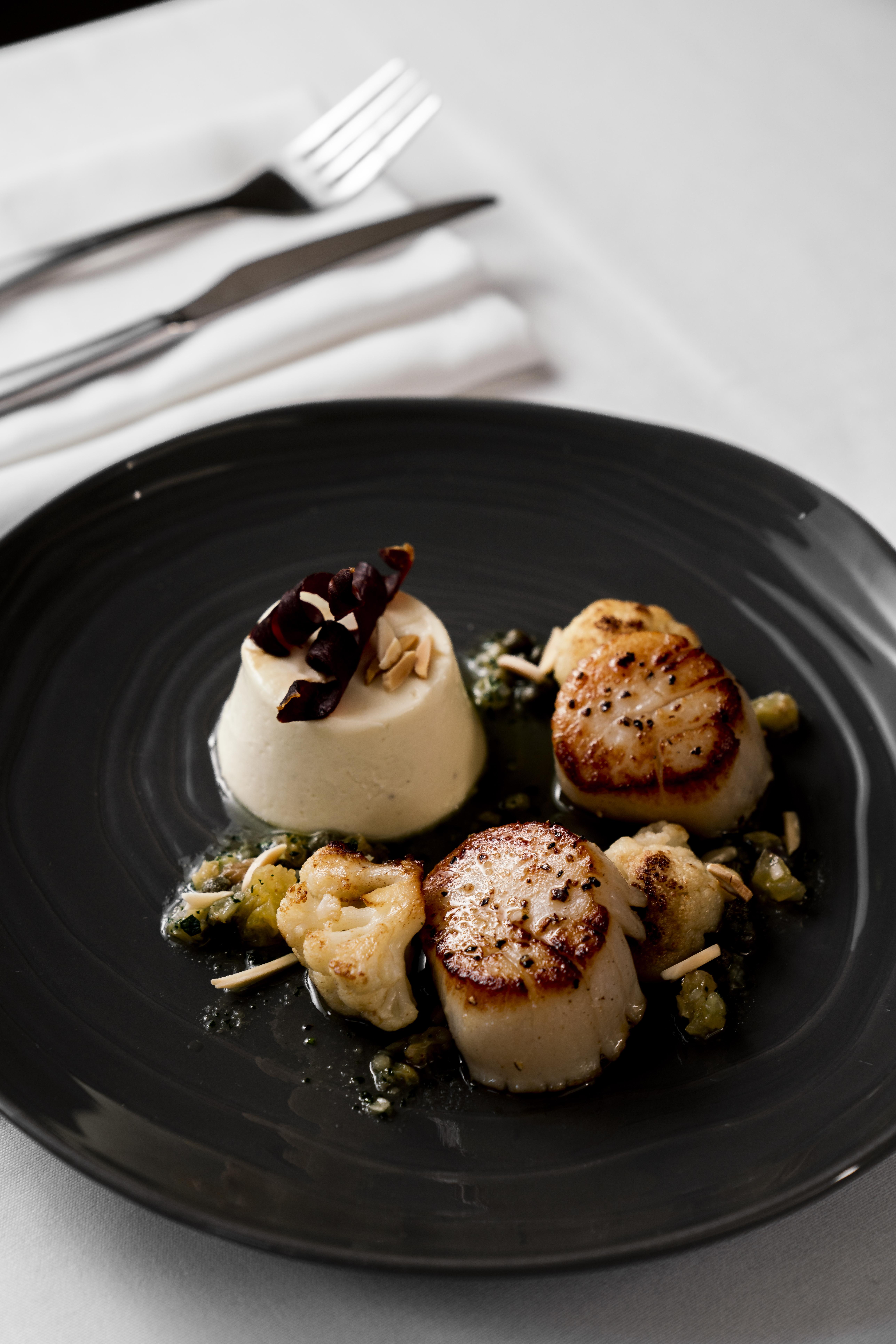 The Point Brisbane Hotel מראה חיצוני תמונה Scallops with a white chocolate sauce