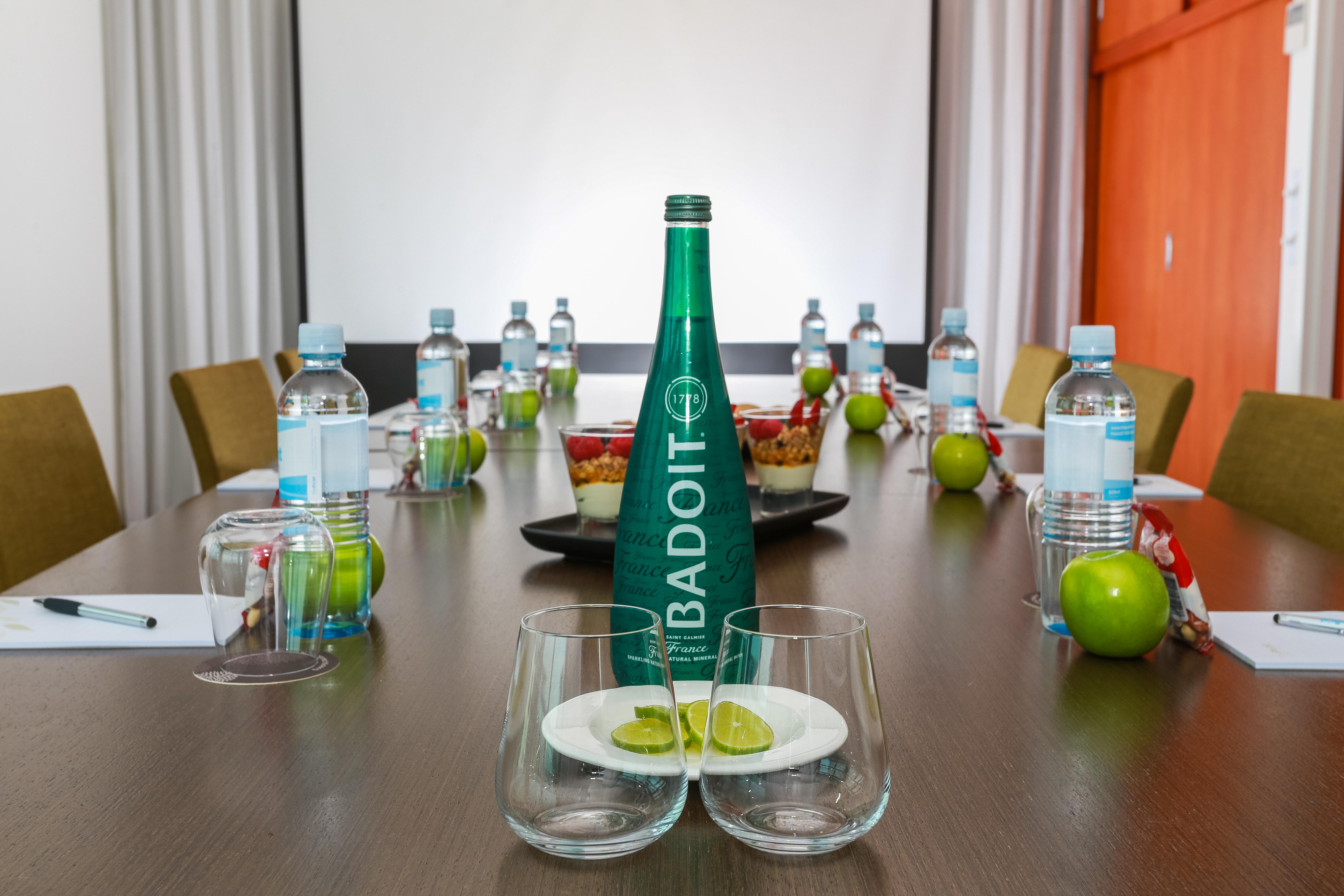 The Point Brisbane Hotel מראה חיצוני תמונה Bottle of Badoit