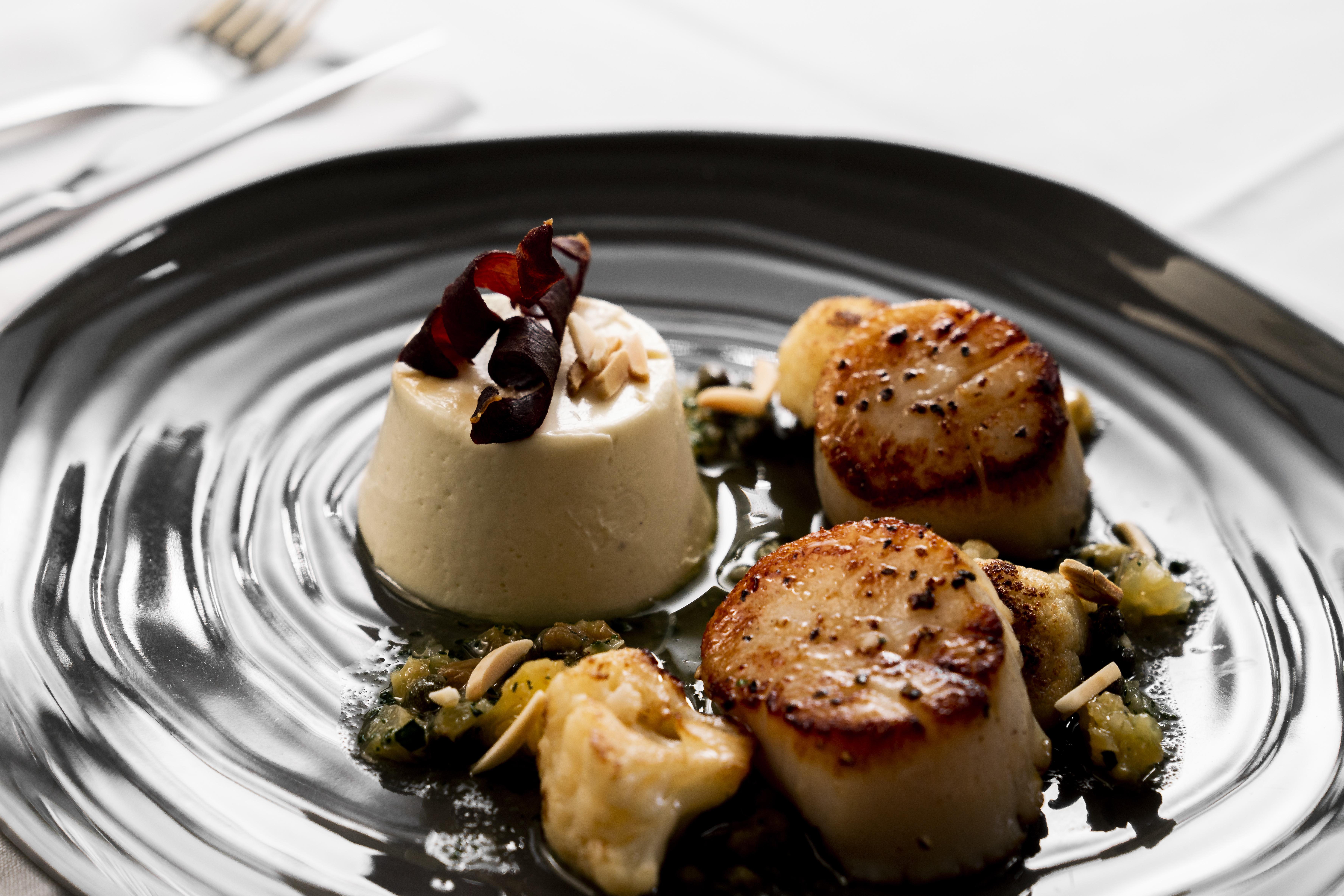 The Point Brisbane Hotel מראה חיצוני תמונה Scallops with a white chocolate sauce