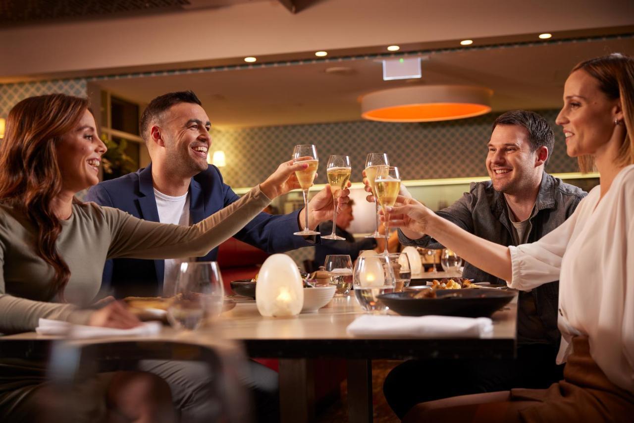 The Point Brisbane Hotel מראה חיצוני תמונה A group of friends dining at a restaurant