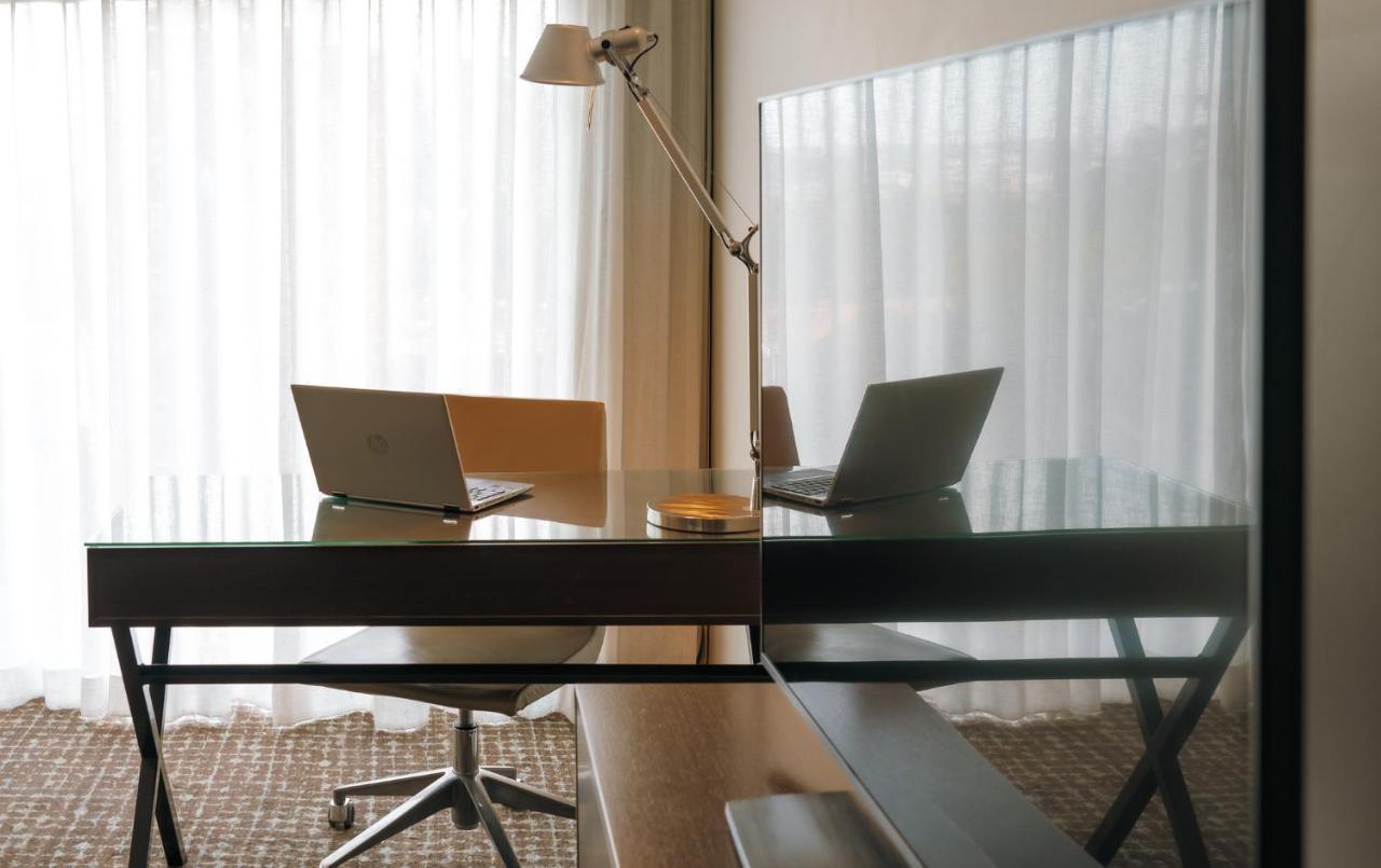The Point Brisbane Hotel מראה חיצוני תמונה A work space at the hotel
