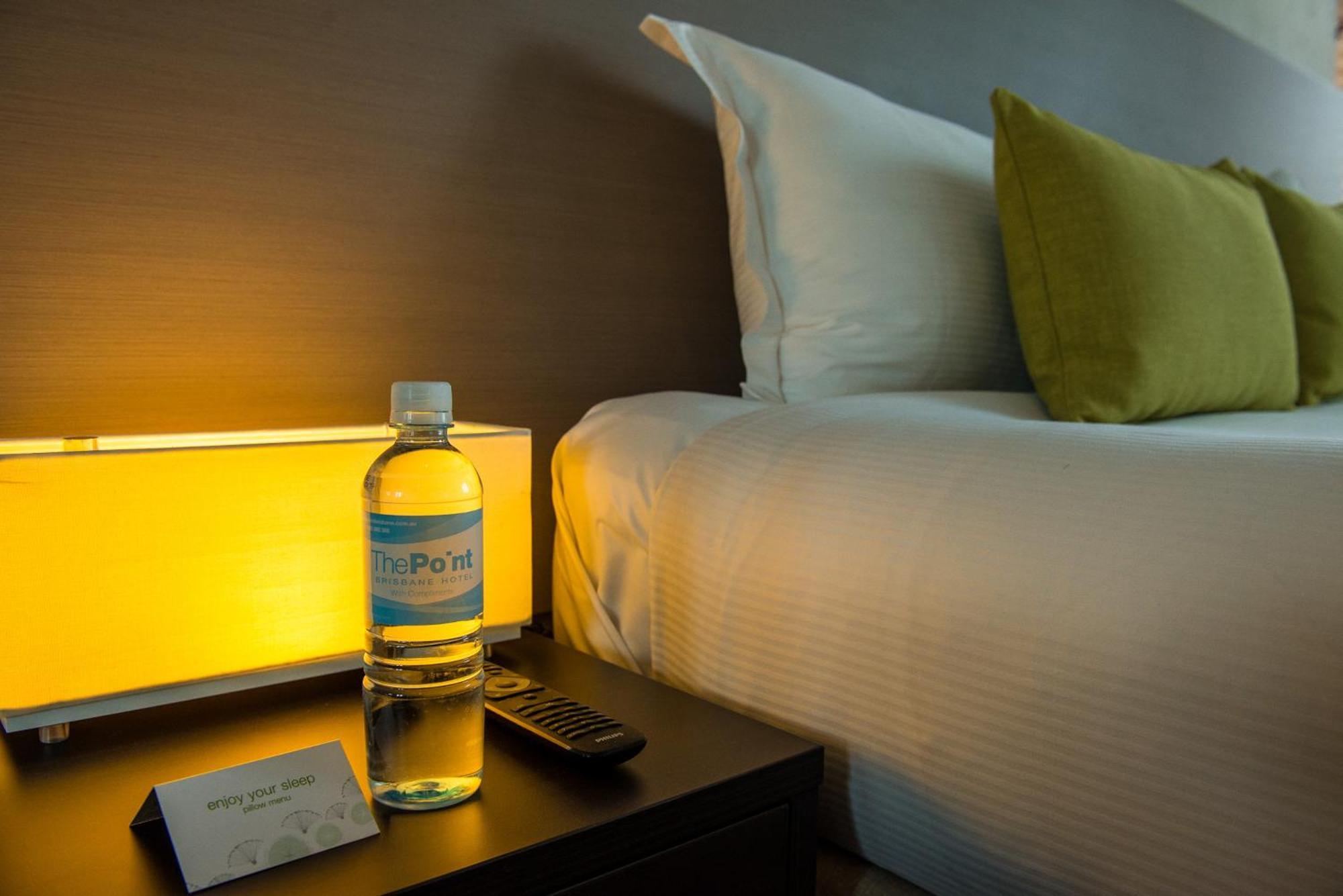The Point Brisbane Hotel מראה חיצוני תמונה A bottle of water on a bedside table