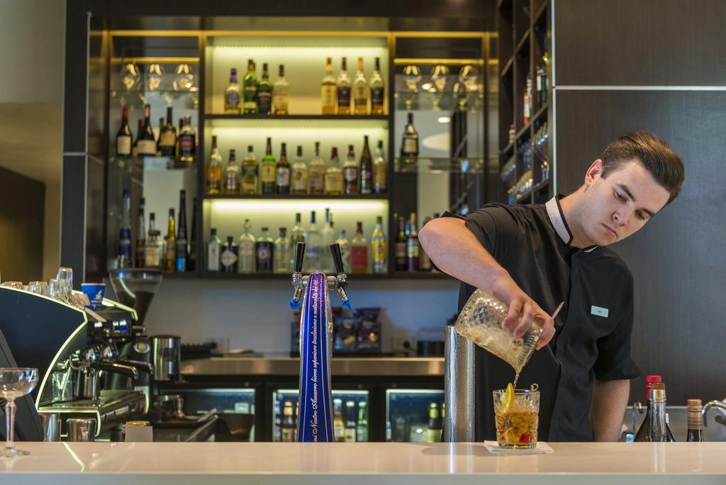 The Point Brisbane Hotel מראה חיצוני תמונה A bartender at work