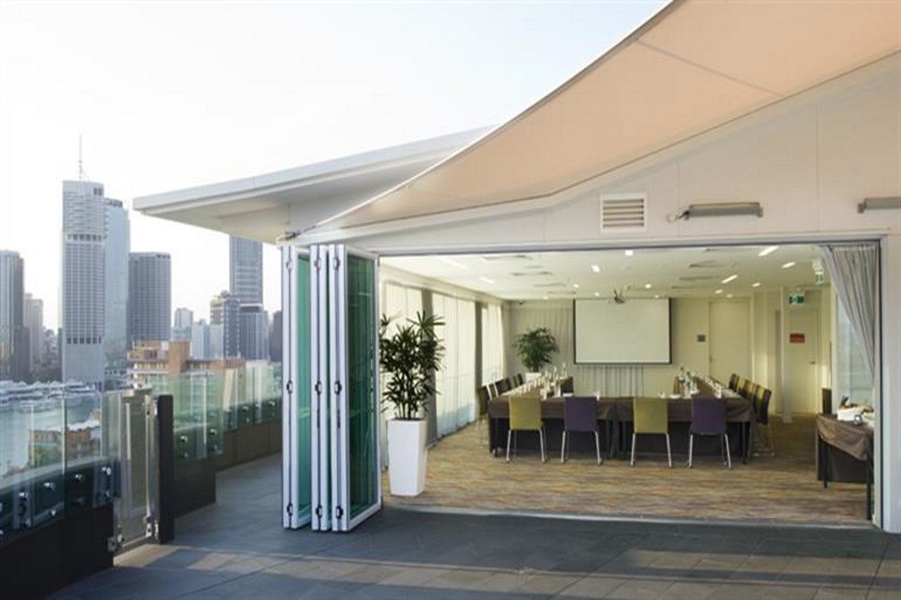 The Point Brisbane Hotel מראה חיצוני תמונה A bi-fold door