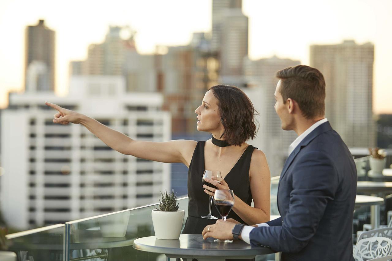 The Point Brisbane Hotel מראה חיצוני תמונה A couple at a rooftop party