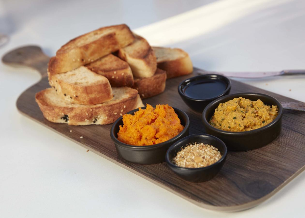 The Point Brisbane Hotel מראה חיצוני תמונה A selection of chutneys